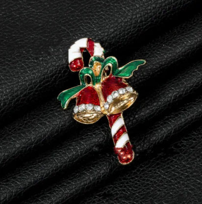 Alloy Christmas Brooch with Leaf Garland – Festive design with elegant detailing