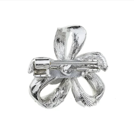 Alloy Christmas Brooch with Leaf Garland – Festive design with elegant detailing